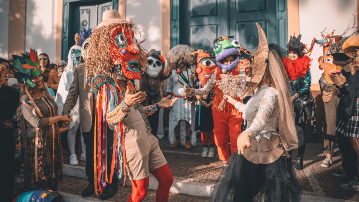 Cunha recebe 5ª edição do Arraial Surreal com cortejo de máscaras e teatro