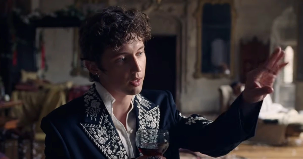 Troye Sivan mistura Madonna e estética medieval em "Party", novo single do álbum 'She's the best'